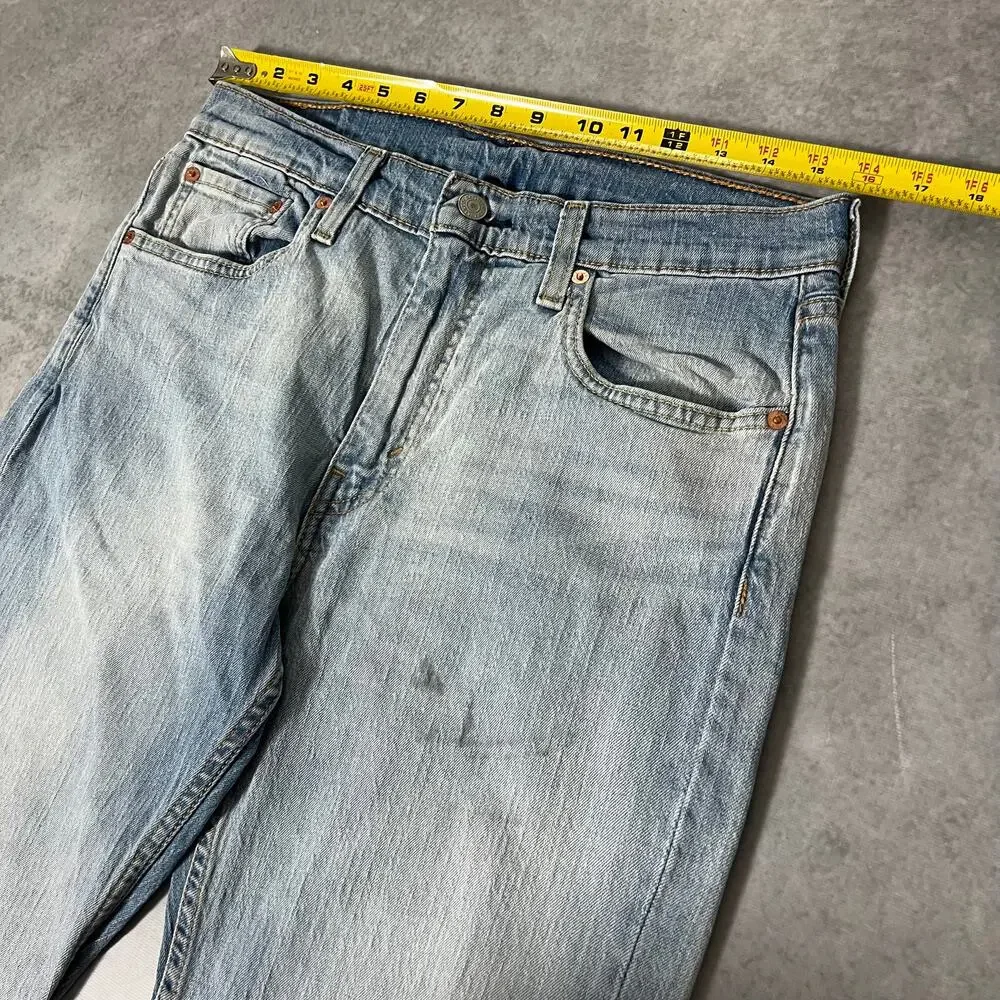 Levis waist 32